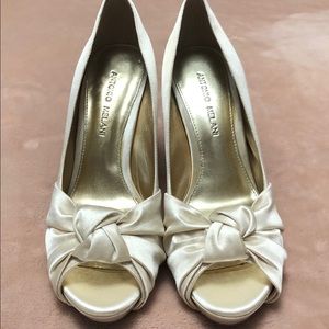 Antonio Melani Cream Satin Heels 8.5
